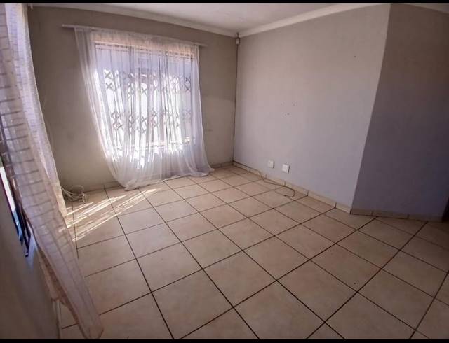 5 BEDROOM HOUSE FOR SALE IN OLIEVENHOUTBOSCH